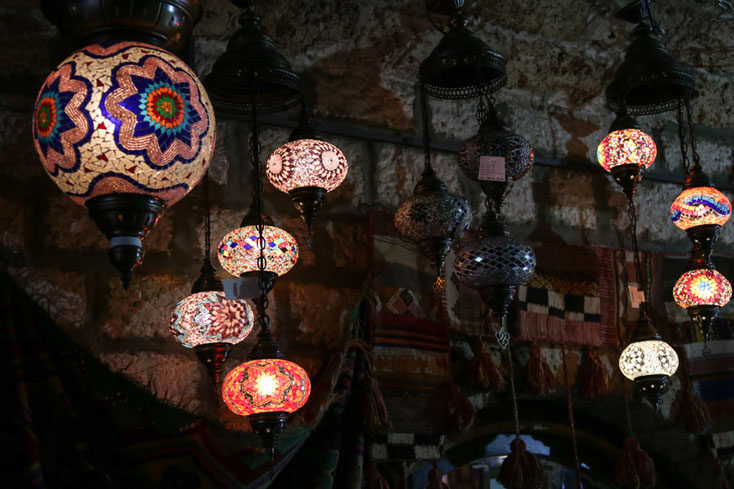 Unverkennbar orientalisch sind die Lampen eines Kunsthandwerkerladens in Sarajewo.