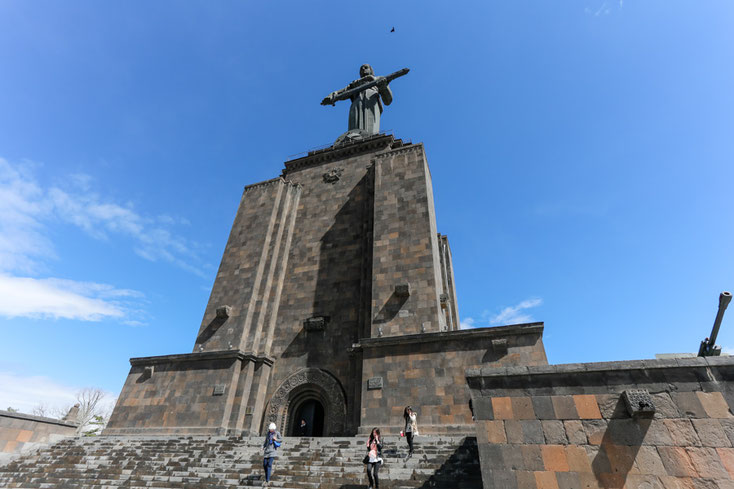 Im Siegespark steht das Monument "Mutter Armenien" auf einem fünfstöckigen Sockel mit Militär-Museum.