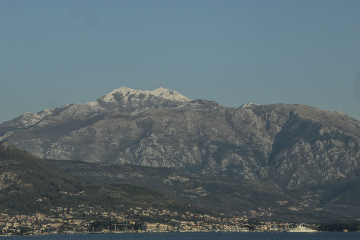 Das Hauptgebirge Montenegros ist der Lovćen mit einem 64 qkm großen Nationalpark. An der Küste wurde ein hochmoderner Tiefwasser-Luxusjacht-Hafen ausgebaut - Porto Montenegro.