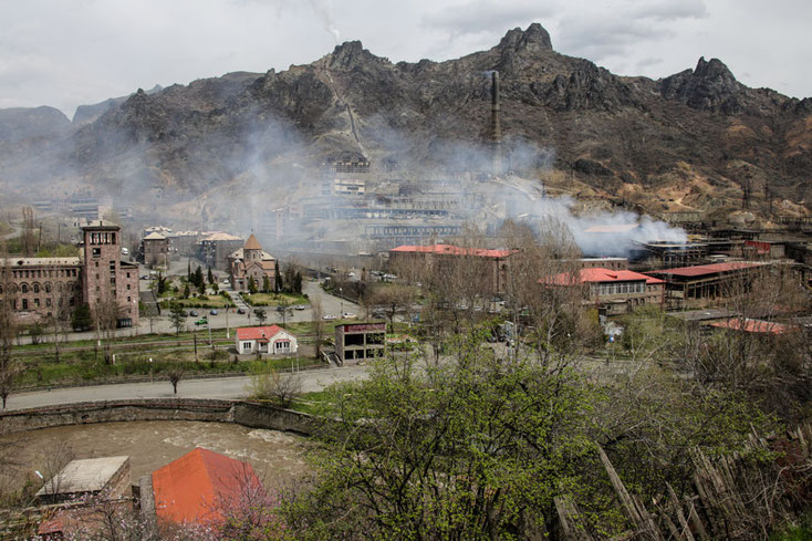 Die Stadt Alawerdi liegt nahe der Grenze zu Georgien. Seit dem 12 Jhdt. wurde hier Kupfererz gewonnen. In der Zeit der Sowjetunion bestand bis 1989 ein Kupferkombinat. Seitdem ist es geschlossen, dennoch steigt viel Rauch auf.