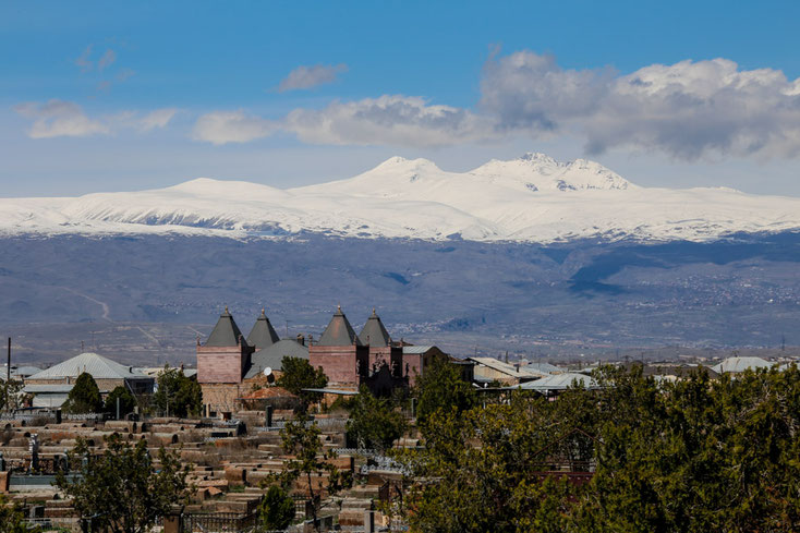 Von der St. Hripsine-Kirche sieht man im Norden den Berg Aragats mit 4090 m Höhe.