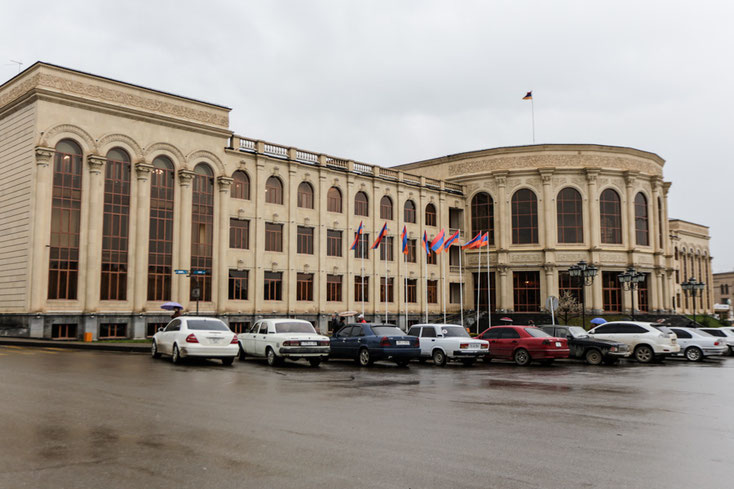 Das Rathaus am neugestalteten zentralen Platz.