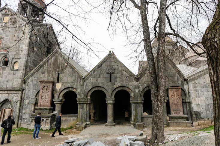 Der Muttergotteskirche des Klosters ist nach Westen ein offener Gavit vorgebaut. In der armenischen Architektur des Mittelalters war es üblich, Klosterkirchen eine quadratische Vorhalle anzugliedern - oft größer als die Kirche. 