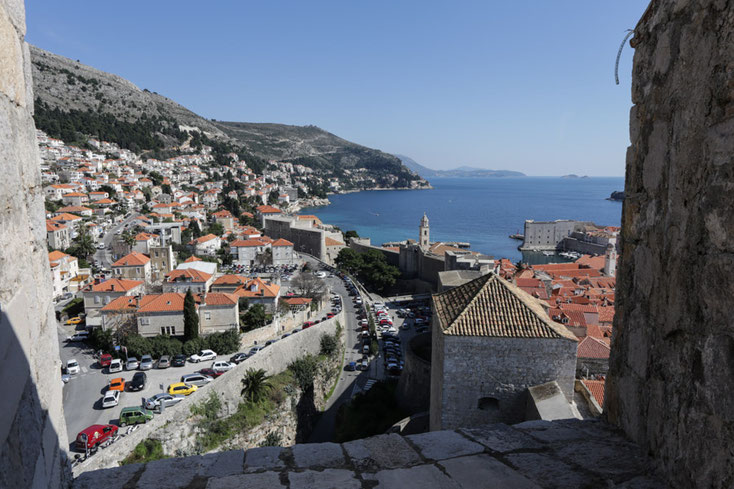 Ein Rundgang auf der Stadtmauer eröffnet immer wieder andere Perspektiven auf Dubrovnik.