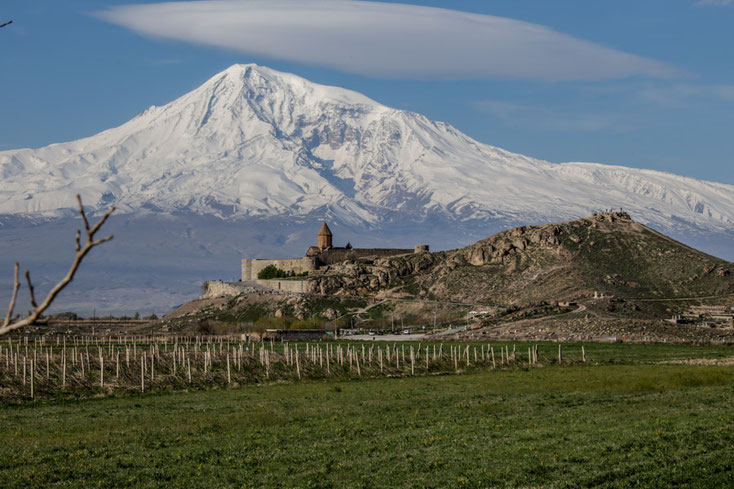 In der Ararat-Ebene südlich von Etschmiadsin steht das Kloster Chor Virap vor der gewaltigen Kulisse des Ararat, dem Nationalsymbol der Armenier.