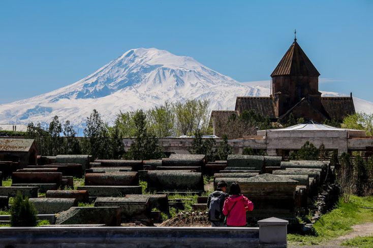 In Sichtweite der Kathedrale steht die St. Gajane-Kirche. Hinter ihr ist der 5137 m hohe Berg Ararat.