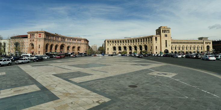 Der Platz der Republik ist als zentraler Platz von Alexander Tamanjan in den 1920er Jahren entworfen worden.