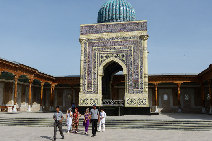 12 km von Samarkand entfernt wurde 1998, also 1225 Jahre nach der Geburt des Imam Al Bukhari ein Gedenkkomplex eröffnet.