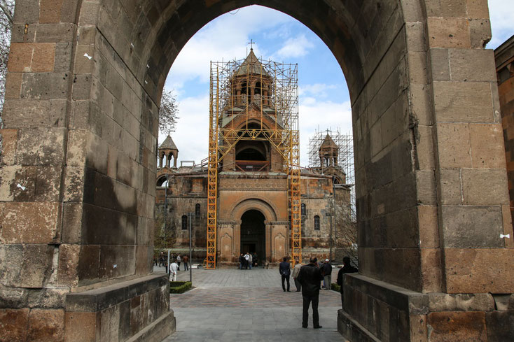 Die Kathedrale steht innerhalb der Klosteranlage. An ihr werden Renovierungsarbeiten durchgeführt.