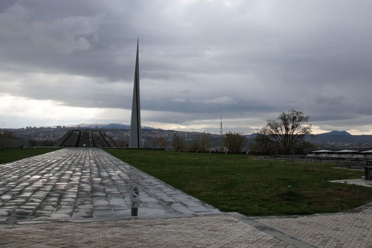 Zum Gedenken an den 1915 begangenen Völkermord am armenischen Volk wurde die Gedenkstätte Tsitsernakaberd errichtet. Der Basaltobelisk symbolisiert Standhaftigkeit und Wiedergeburt des armenischen Volkes.