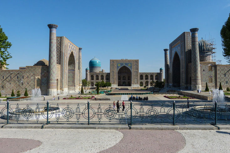Einer der schönsten und prächtigsten Plätze in Mittelasien ist der Registan. Drei eindrucksvolle Medresen geben dem Registan ein imposantes Aussehen. Von links: Ulugbek-Medrese, Tilya-Kori-Medrese und Sher-Dor-Medrese.