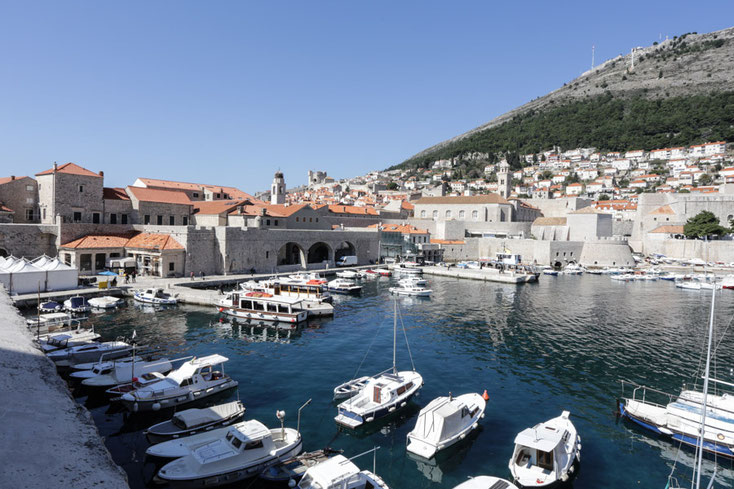 Der Hafen Gruž ist Ausgangspunkt für Bootsfahrten zu den Inseln und Anlegeplatz für Kreuzfahrtschiffe. An manchen Tagen kommen mehr als 10.000 Touristen nach Dubrovnik.