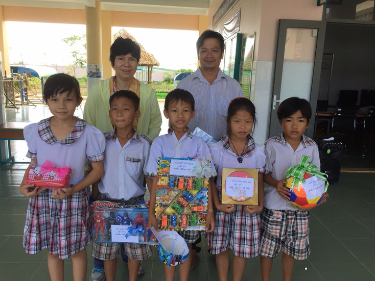 Gift distribution, with teacher Dương Xuân Thông and the students of the primary school Hòa Hiệp (from left to right) Bảo Thi, Minh Lộc, Xuân Khang, Ngọc Mai, Thanh Trọng