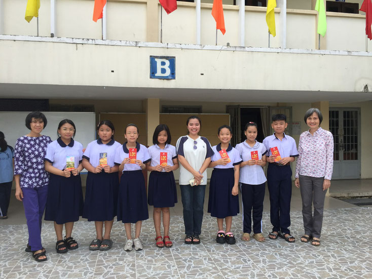 From left to right: Ms. Yến, Tuyết Ân, Gia Hân, Chi Mai, Hồng Ngọc, Ms. Liên, Hoài My, Thanh Phương, Gia Bảo, and Ms. Ngọc Anh.