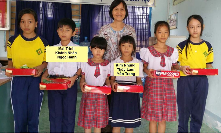 Gift distribution at the primary school Bình Khánh