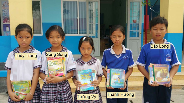 Die Kinder aus der Grundschule Bình Mỹ, Củ Chi, bekommen illustrierte Sachbücher