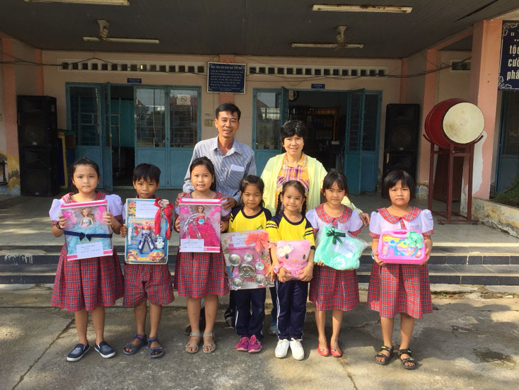 Grundschule Bình Khánh, Herr Lehrer Nguyễn Anh Thi und die Kinder (von links nach rechts) Nguyên Bình, Minh Thiện, Như Ý, Yến Qui, Bảo Ngọc, Phương Quỳnh, Thanh Như
