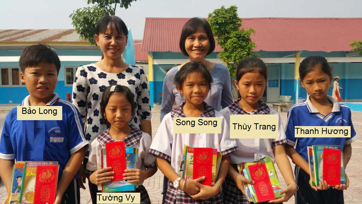 The Vice-Principal, Mrs Lan, Mrs. Ngọc Anh and the 5 scholars