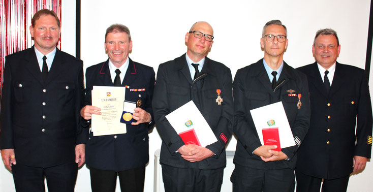Ehrungen für besondere Verdienste  (von links): Bernd Schauberger, Fritz Christ, Andreas Selzer, Matthias Stoll, Markus Busanni. Foto: Tobias Christ  