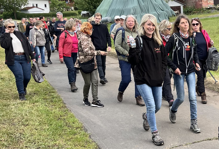 Mehr als 150 Wanderer waren bei der Hüttentour der Feuerwehr Breitenbach am Start.