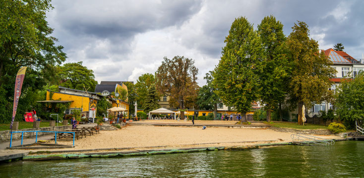 Die Hochzeit fand im Seebad Friedrichshagen statt. Ein perfekter Ort für eine freie Trauung. Das Wetter spielte glücklicherweise mit einem Sonnen-Wolken Mix hervorragend mit.