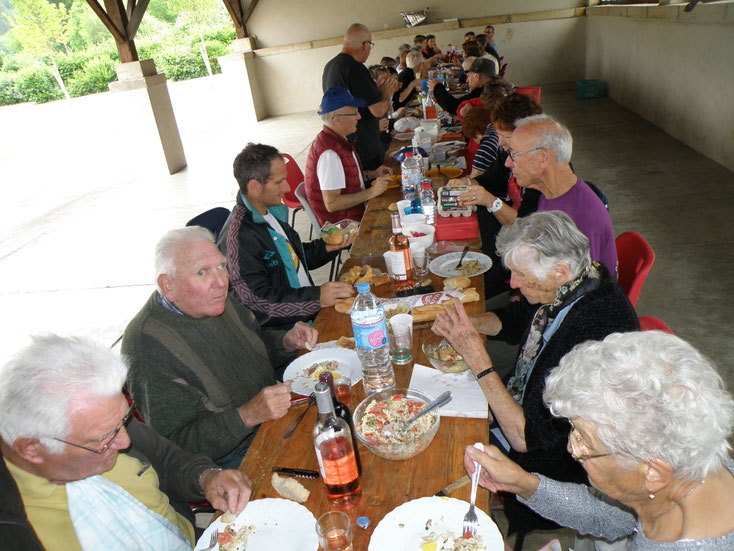 Les campeurs et les habitants se retrouvent souvent autour d'un repas, ici le Repas de Village du 2 juillet 2017.