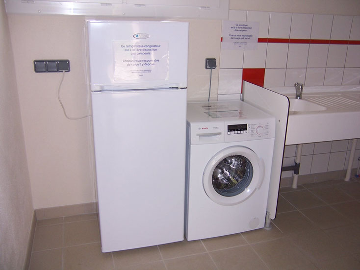 Un réfrigérateur-congélateur et un lave-linge sont gratuitement à la disposition des campeurs.