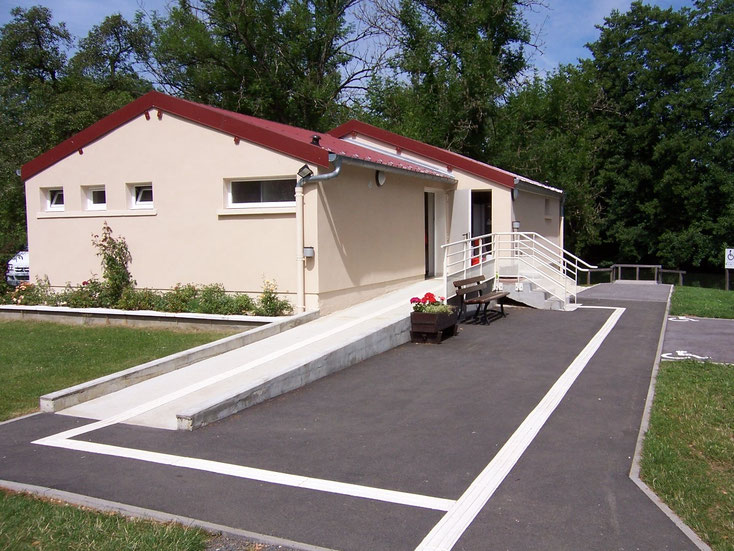 Les sanitaires, avec 18 cabines dont 6 accessibles aux PMR