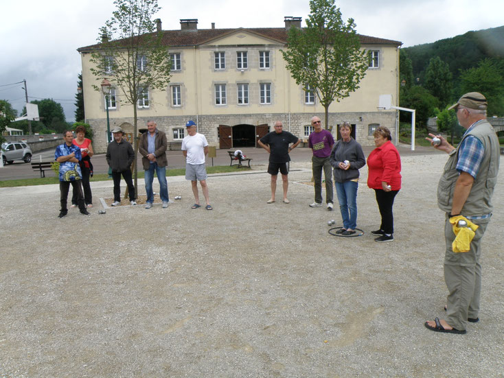 Diverses installations sportives sont à disposition, dont un vaste terrain de boules, à 50 m du camping.