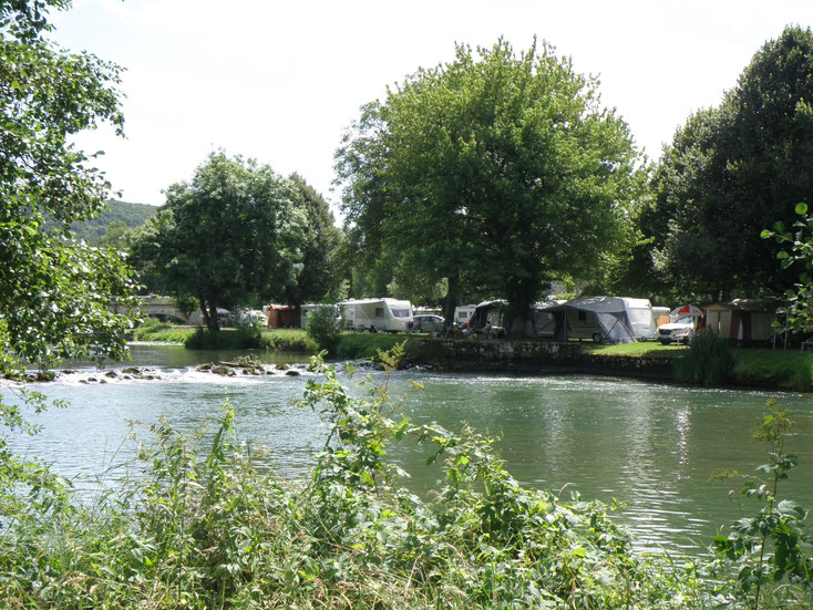 Le camping est idéalement placé au bord de la rivière la Marne.