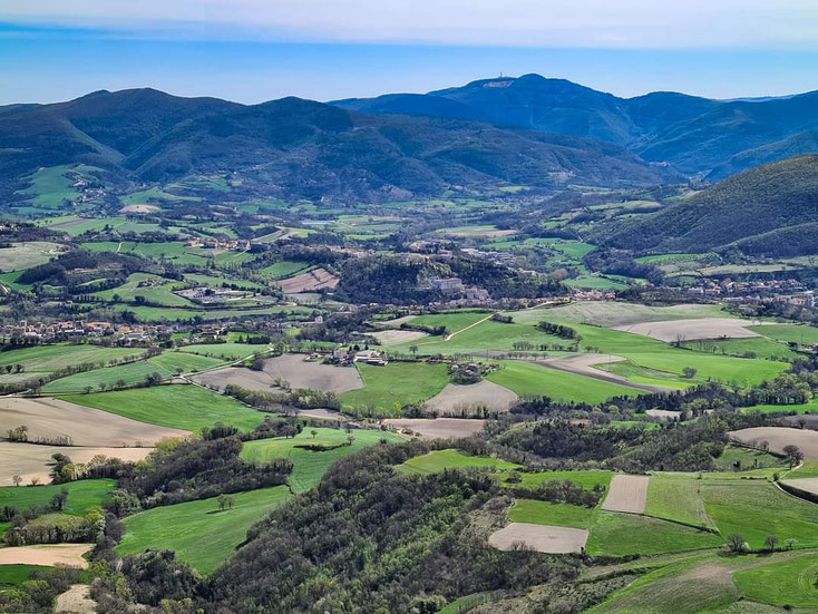 Vista di Sassoferrato con la vallata e Arcevia nello sfondo. Monterosso è appena fuori quadro a sx