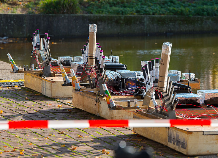 schwimmenden Plattformen, die auf dem Wasser Feuerwerk entzünden