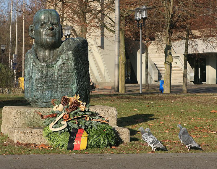 Tauben vor dem Bonhoeffer-Denkmal