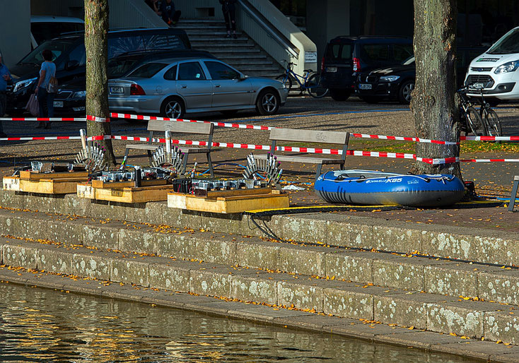 Mit dem Boot werden die bestückten Plattformen auf das Wasser gezogen.