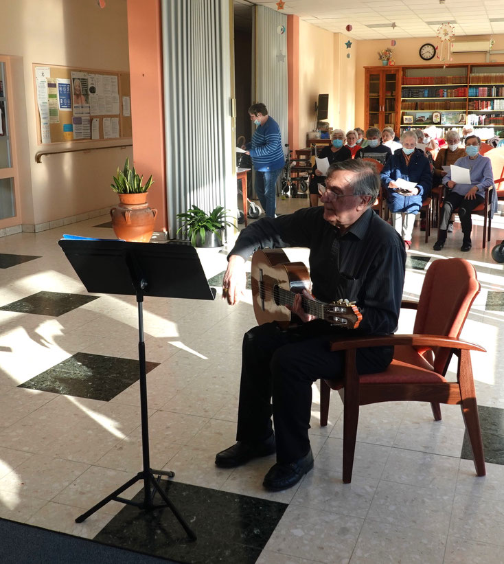 15/02/2023 : Notre Chef Jean-Pierre à la Guitare (La Ballade des gens heureux, .....).