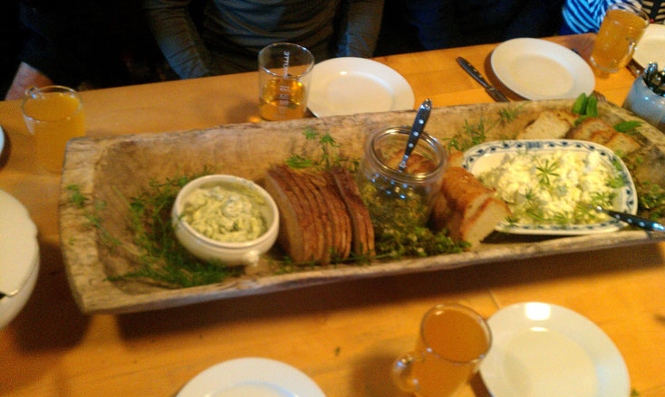 Brotzeit nach einer Kräuterführung