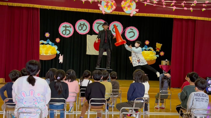 岐阜県岐阜市の幼稚園イベントでジャグリングをする出張マジシャン