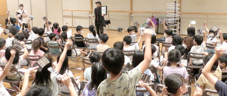 三重県津市の子ども会で出張マジックショーとマジック教室をするマジシャン