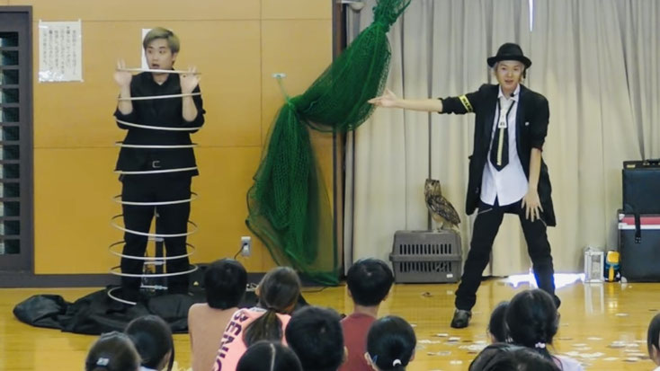 マジシャン2人が子ども会で脱出イリュージョンをしている