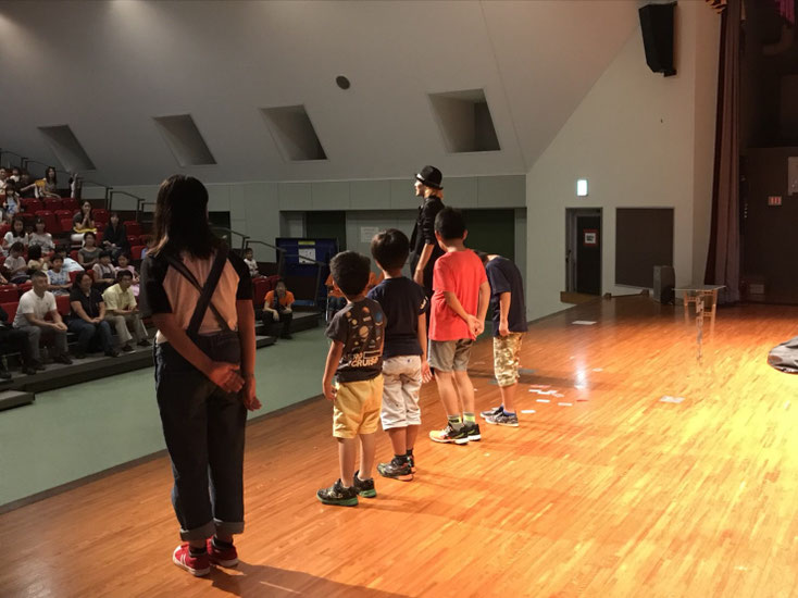 愛知県北名古屋市のステージで子供達とマジックをする出張マジシャン