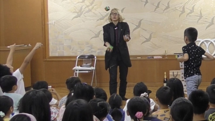 岐阜県岐阜市の子ども会でマジシャンRYUHEIの出張マジックショーの様子