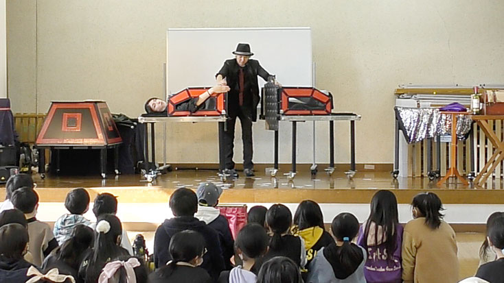 人体切断イリュージョンをする岐阜在住のマジシャンRYUHEI