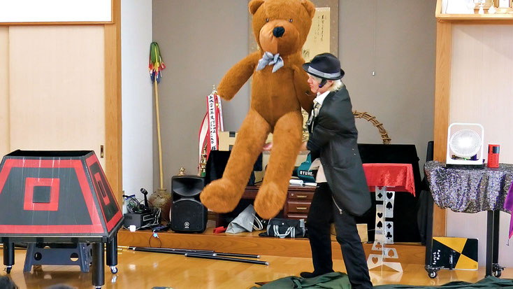 岐阜県岐阜市の子ども会のイベントでクマを出す出張マジシャン