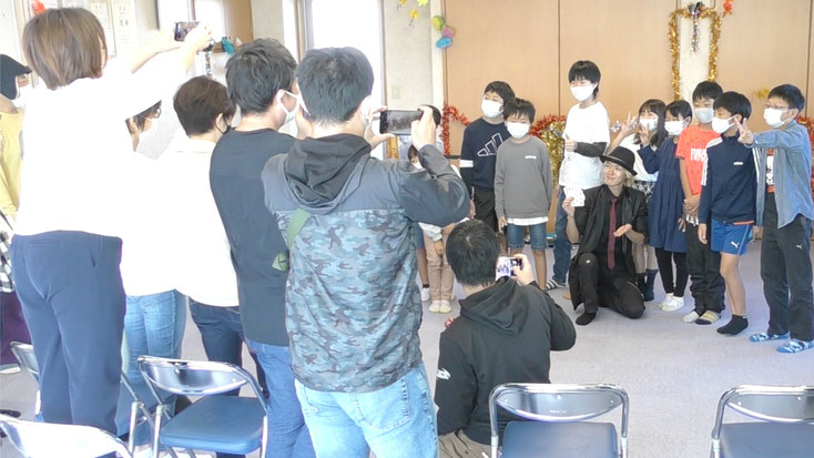 愛知県名古屋市の子ども会の子供達と写真を撮るマジシャン
