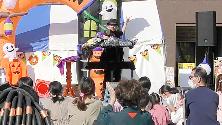 岐阜県岐阜市のハウジングのイベントで人体浮遊イリュージョンをする出張マジシャンRYUHEI