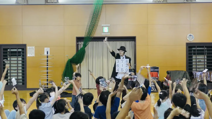 滋賀県の子供会のイベントで子供達とマジックをするマジシャン