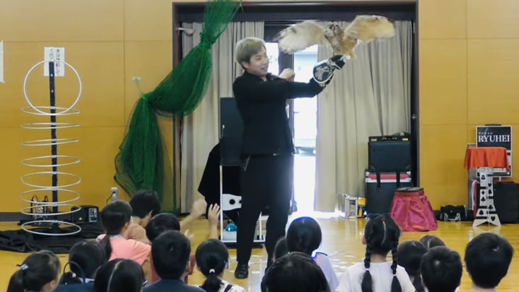 滋賀県の子供会のイベントでフクロウを出すマジシャン