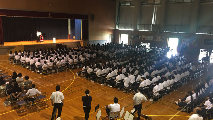 三重県四日市市の高校の芸術鑑賞会でマジシャンRYUHEIの出張マジックショー