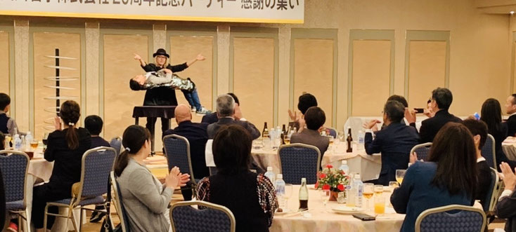 愛知県名古屋市のホテルで出張マジックショーをするマジシャンRYUHEI