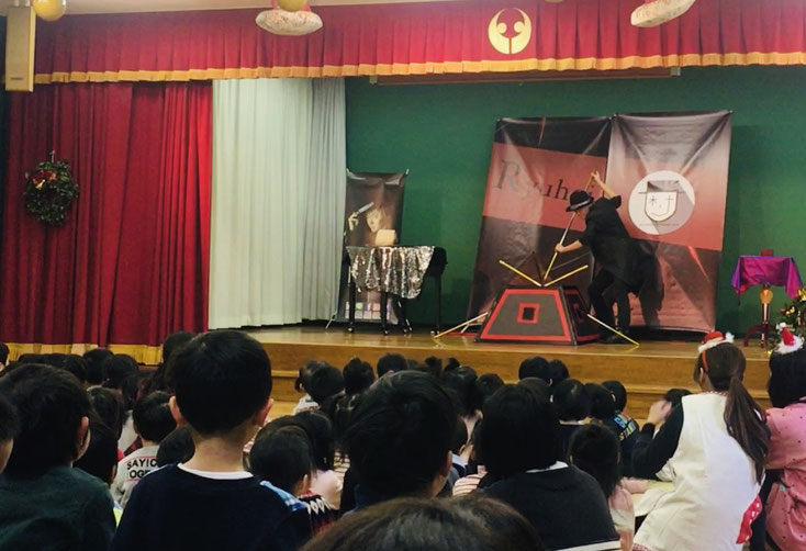 岐阜県岐阜市の幼稚園で剣刺しイリュージョンマジックをする出張マジシャンRYUHEI